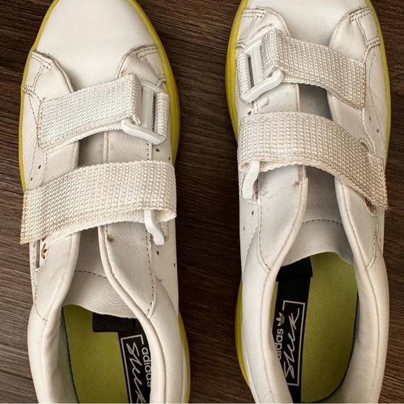 Adidas super sleek sneaker w/ Velcro - Picture 8 of 12